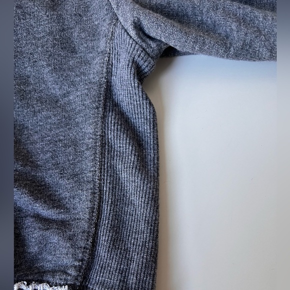 DKNY 2-Piece Set (12 Months) Stylish Distressed Look - Picture 13 of 15